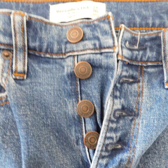 🦌 Abercrombie & Fitch The Mom High Rise Frayed Jeans - Picture 2 of 16